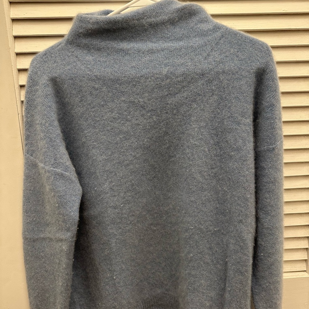 Vince funnelnexk cashmere Sweater XS blue. Some pilling on sleeves